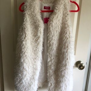 White fluffy vest with Pockets!